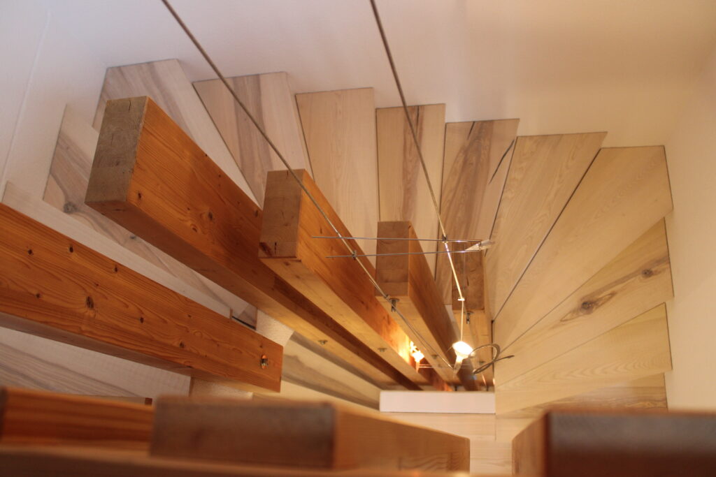 Treppenstufen aus massivem Eschen-Holz.